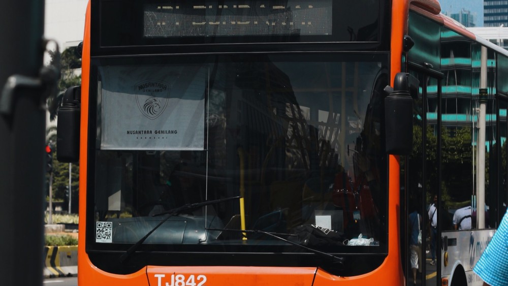 பேரூந்துக்களால் வீதியில் அந்தரிக்கும் மாணவர்கள்