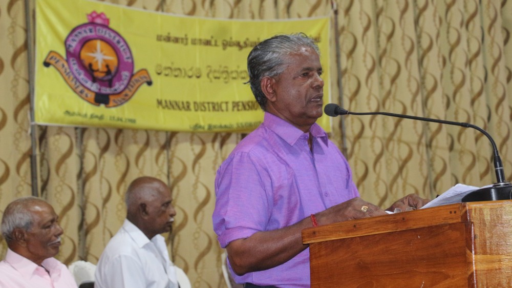 சிறுதுளி பெரும் வெள்ளமாக கிடைப்பதால் சங்கத்தின் குறை நீக்கப்படுகின்றது