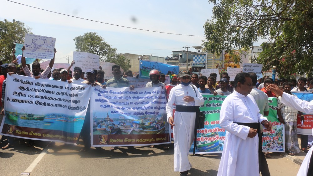 வாழ்வாதாரம் தாக்கப்பட்டதால் கவனயீர்ப்பு போராட்டத்தில் குதித்த மீனவ சமூகம்