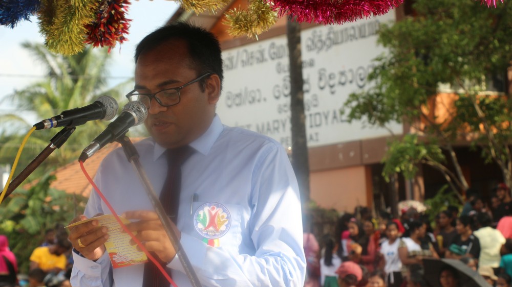 கல்வியுடன் சுயதொழிலார்வத்தையும் சொல்லிக் கொடுக்க வேண்டும்