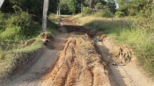 வீதிகளைச் சேதமாக்கும் மண் ஏற்றும் வாகனங்கள்