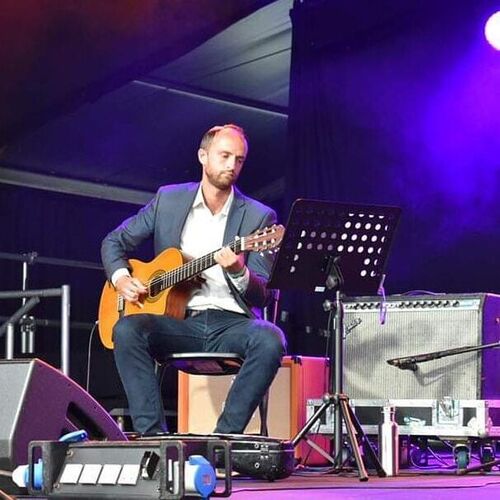 TOM GAMBLE - Solo acoustic guitarist