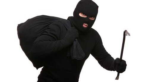 குருக்களிடம் கொள்ளை