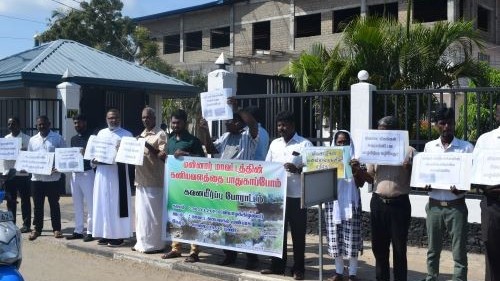 மன்னாரில் சட்டவிரோத மண் அகழ்வுக்கு எதிராக கவயீர்ப்பு போராட்டம்.