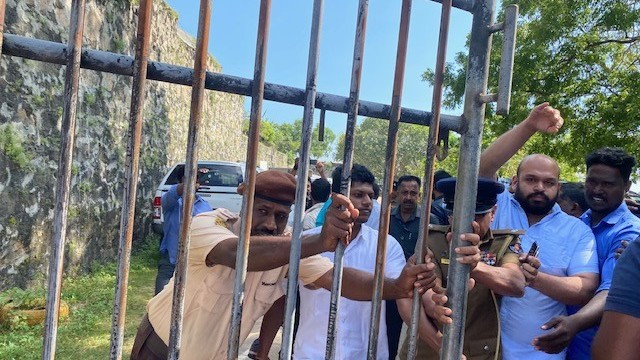 மட்டக்களப்பு செயலகத்தை முற்றுகையிட்டு  ஆர்ப்பாட்டம்