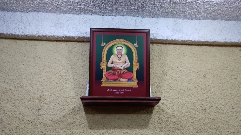 மீண்டும் அதே இடத்தில் பொருத்தப்பட்ட நாவலரின் உருவப்படம்