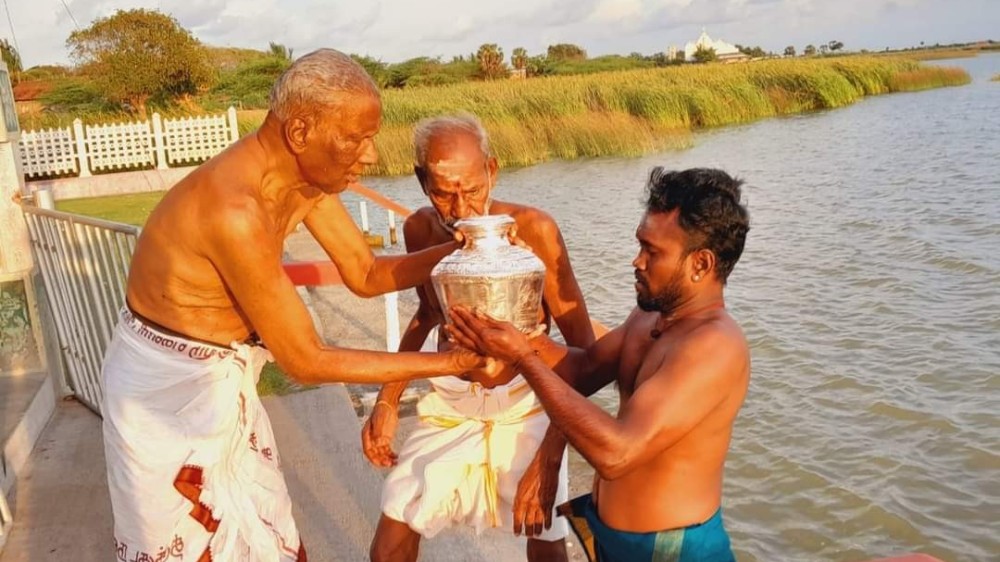 எடுத்துச் செல்லப்பட்ட புனித தீர்த்தம்