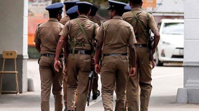 கொள்ளையடித்தவர் சிலர் சிக்கினர் - இருவரைத் தேடி வலைவீச்சு