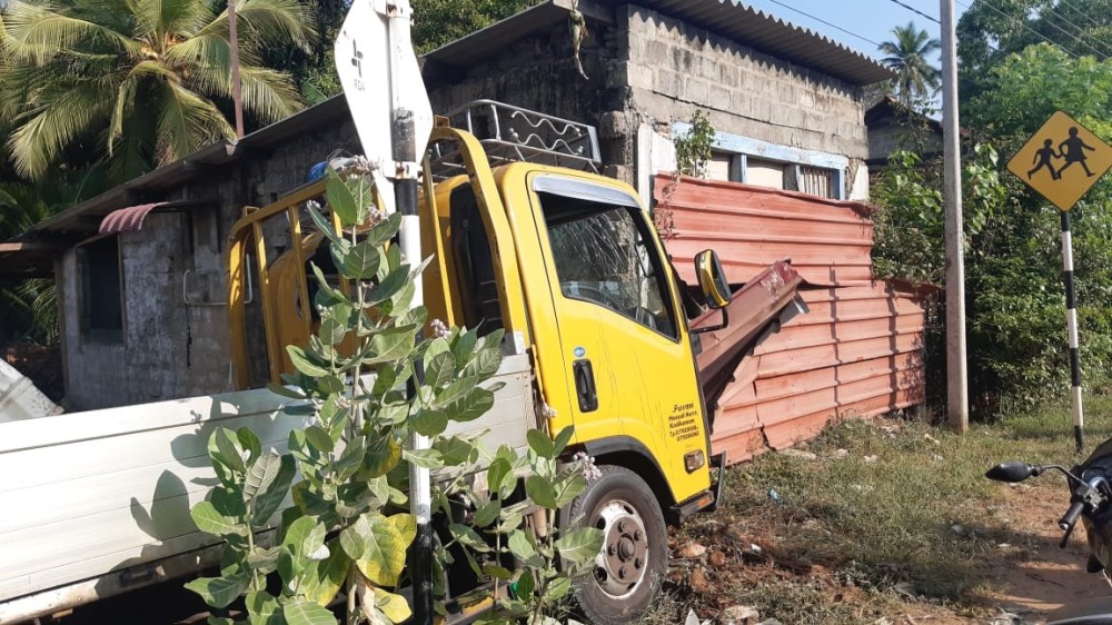 காற்றுப் போன வாகம் கடைகளை மோதித் தள்ளியது