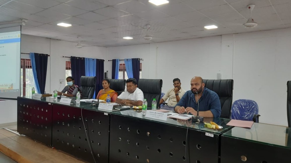 பொறுப்புடன் நடந்துகொள்ள வேண்டும்