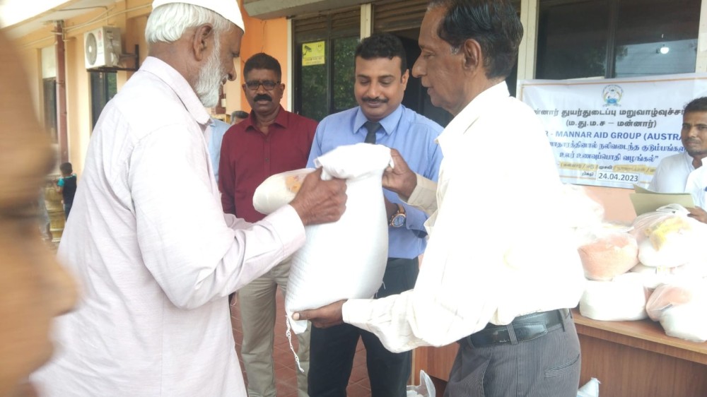 வறிய குடும்பங்களுக்கு உலர் உணவுப் பொதிகள்