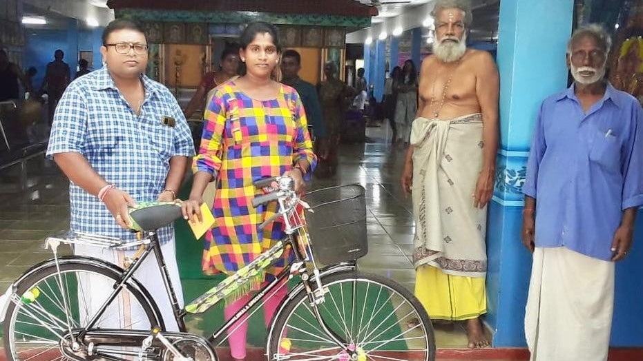 செல்வச் சந்நிதி சந்நிதியான் ஆச்சிரமத்தினால் வழங்கப்பட்ட துவிச்சக்கர வண்டிகள்