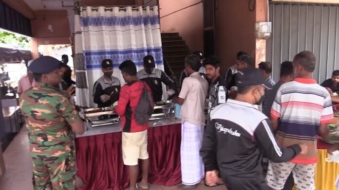 சாவகச்சேரி நகரில் வெசாக் தின அன்னதானம்