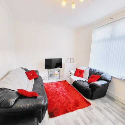 3 bed Mid Terraced For Rent