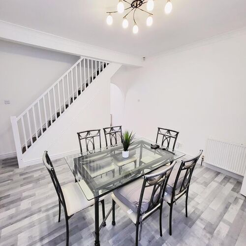 3 bed Mid Terraced For Rent