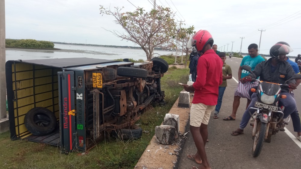 தூக்கத்தில் சாரதி விபத்துக்குள்ளான வாகனம்