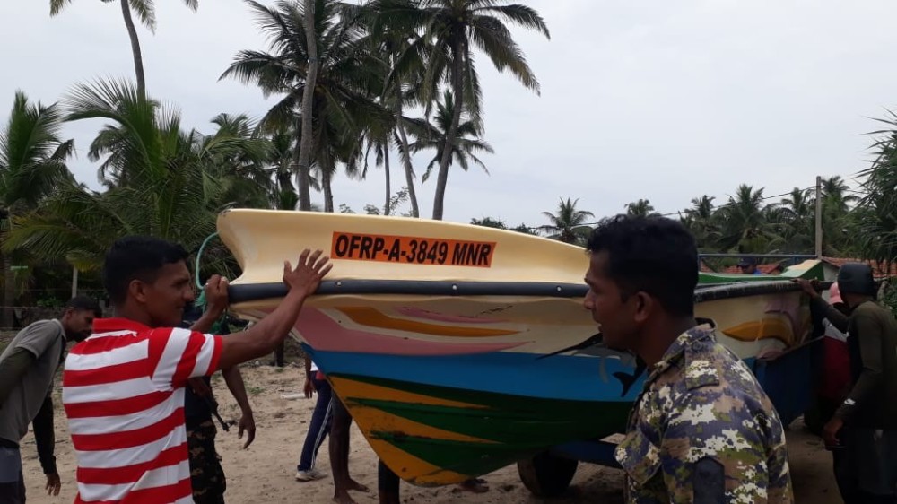 சட்டவிரோத மீன்பிடியில் ஈடுபட முனைந்த மீனவர்கள் கைது