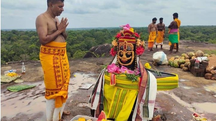 வெடுக்குநாறி ஆதி சிவன் ஆலய சிறப்பு அபிஷேகம்