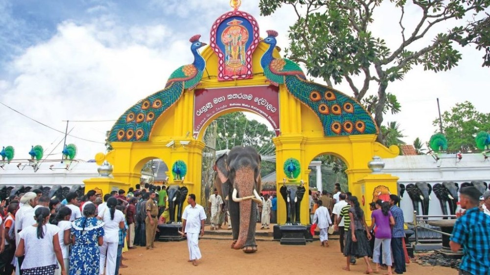 கதிர்காம கந்தனின்  விழாவிற்குச் செல்ல காட்டுப்பாதை திறப்பு