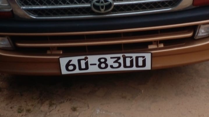 மாணவிகளை கடத்த முற்பட்ட வெள்ளை வேன் மடக்கி பிடிக்கப்பட்டது.