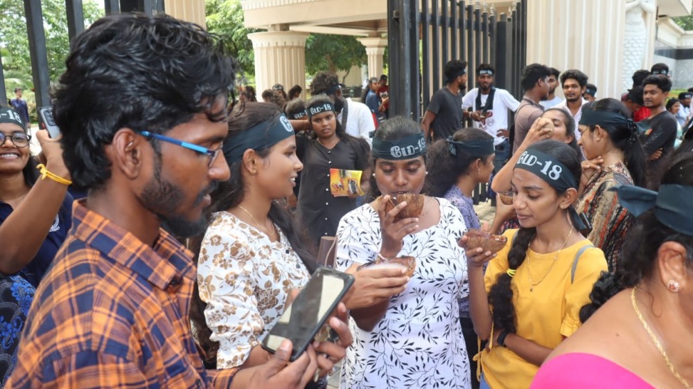 யாழ். மற்றும் கிழக்கு பல்கலைக்கழக மாணவர்களால் முள்ளிவாய்க்கால் கஞ்சி வழங்கல்