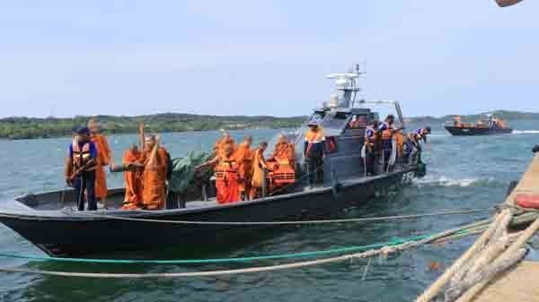 தடை விதிக்கப்பட்ட இடத்துக்குள் நுழைந்த தேரர்களும் - சிங்கள மக்களும்