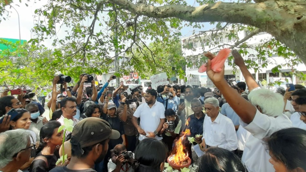 கொழும்பில் எதிர்ப்புக்கு மத்தியில் முள்ளிவாய்க்கால் நினைவுச் சுடர்