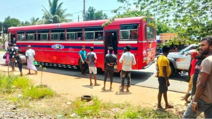 விபத்துக்குள்ளான இ.போ.ச. பஸ்