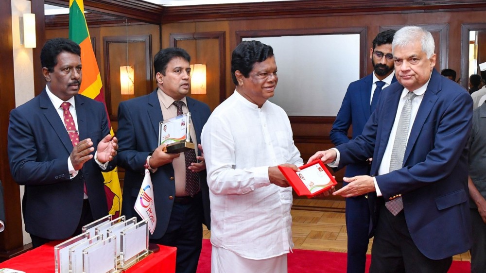 ஆறுமுகம் தொண்டமானின் நினைவாக முத்திரையும், கடித உறையும் வெளியீடு