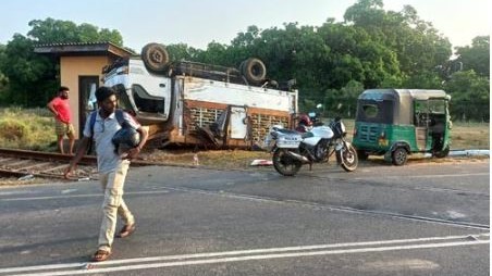 லொறி - ரயில் விபத்து