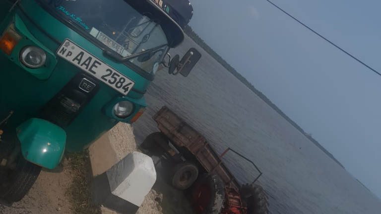 புங்குடுதீவு பாலத்தில் விபத்து