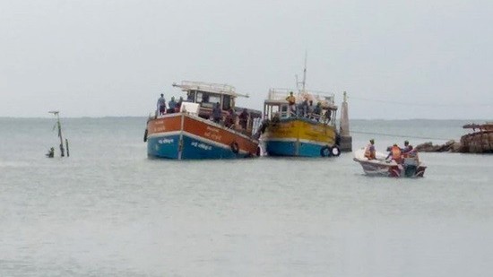 விபத்துக்கு உள்ளான படகு - பயணிகளை மீட்ட கடற்படை