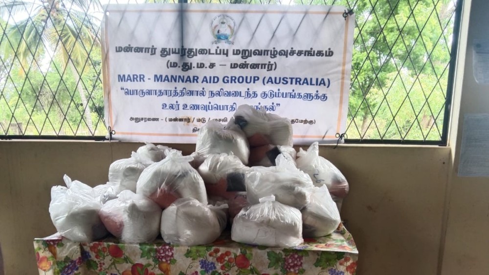 மாணவர்களுக்கு விழிப்பணர்வும் , வறியவர்களுக்கு உலர் உணவுப் பொதிகளும்