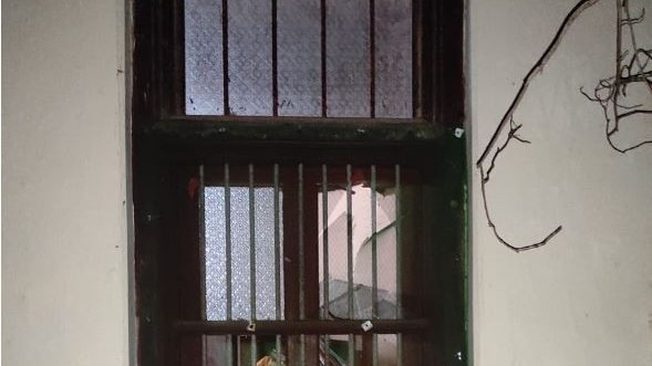 ஓய்வு பெற்ற வைத்தியத் தம்பதி வசித்த வீட்டின் மீது  தாக்குதல்