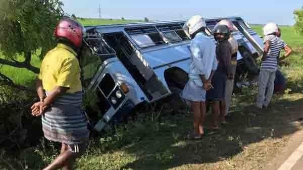 விபத்திற்குள்ளாகிய யாத்திரிகள் வாகனம் - சாரதி தப்பி ஓட்டம்