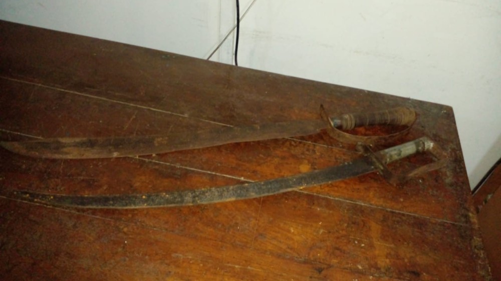 இரண்டு வாள்களுடன் சந்தேகநபர் கைது