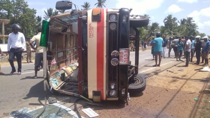 விபத்தில் அகப்பட்ட போட்டிக்கு ஓடிய பயணிகள் வாகனங்கள்