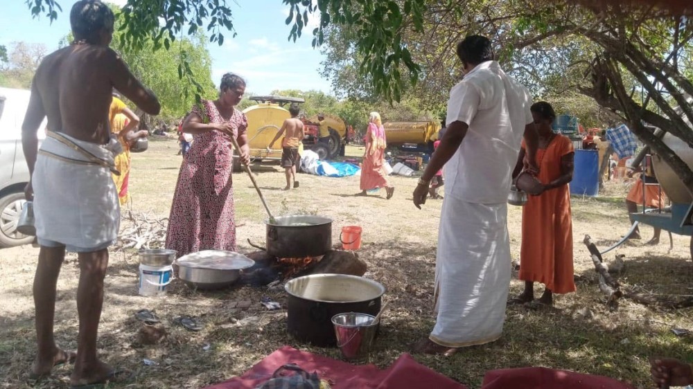 கதிர்காம அடியார்களுக்கு இலைக்கஞ்சி