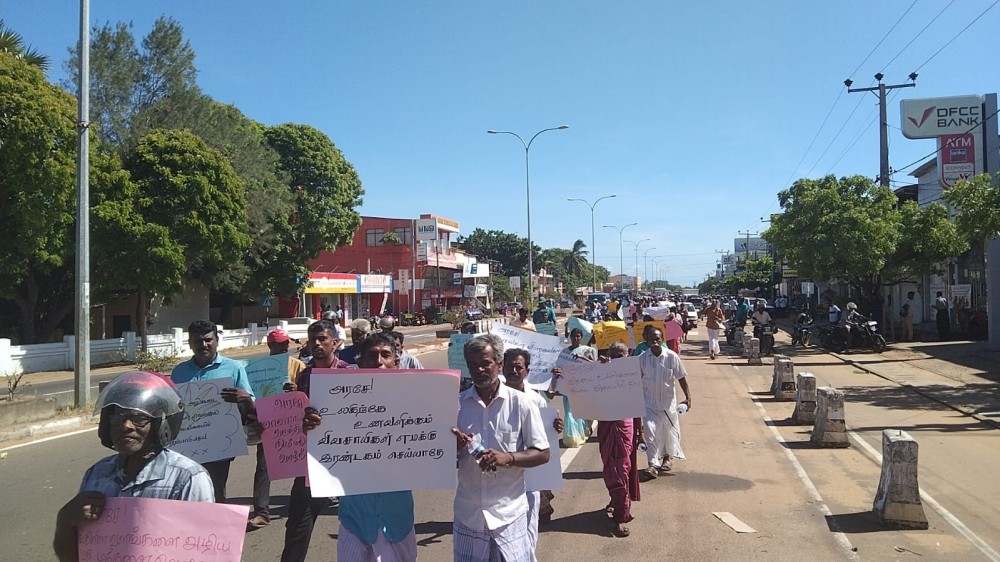 நட்டத்திற்கு நெல் கொள்வனவு - நியாயம் கேட்க வீதியில் இறங்கிய விவசாயிகள்
