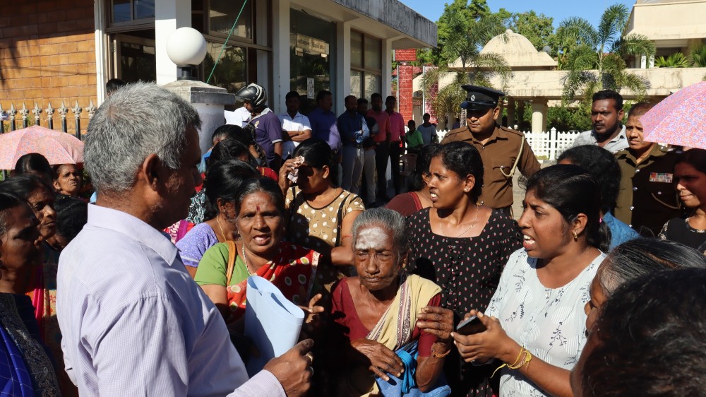கொடுப்பனவில் பெயர் நீக்கம் - கெடுபிடியில் அதிகாரிகள்