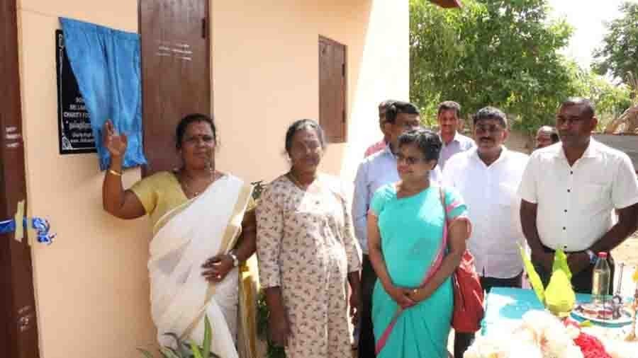 சிறிலங்கன் பமிலி செரண்டிப் பவுண்டேசன் கல்வீடு அன்பளிப்பு