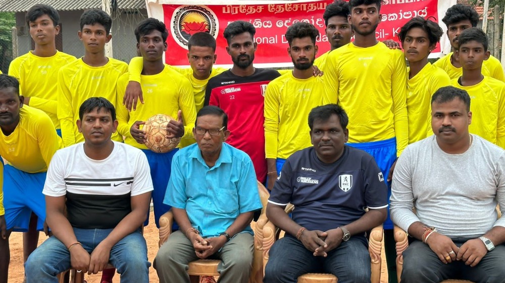 உதைபந்தாட்ட அணிக்கு உதவிகள்