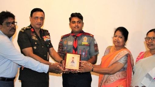 பாக்கு நீரிணையை நீந்தி சாதனை  படைத்த மதுஷிகனுக்கு கௌரவமளிப்பு