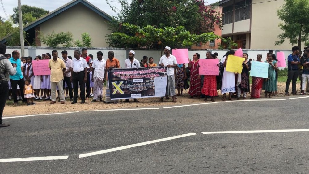 மதுபானச்சாலை திறப்பை எதிர்த்து மக்கள் ஆர்ப்பாட்டம்