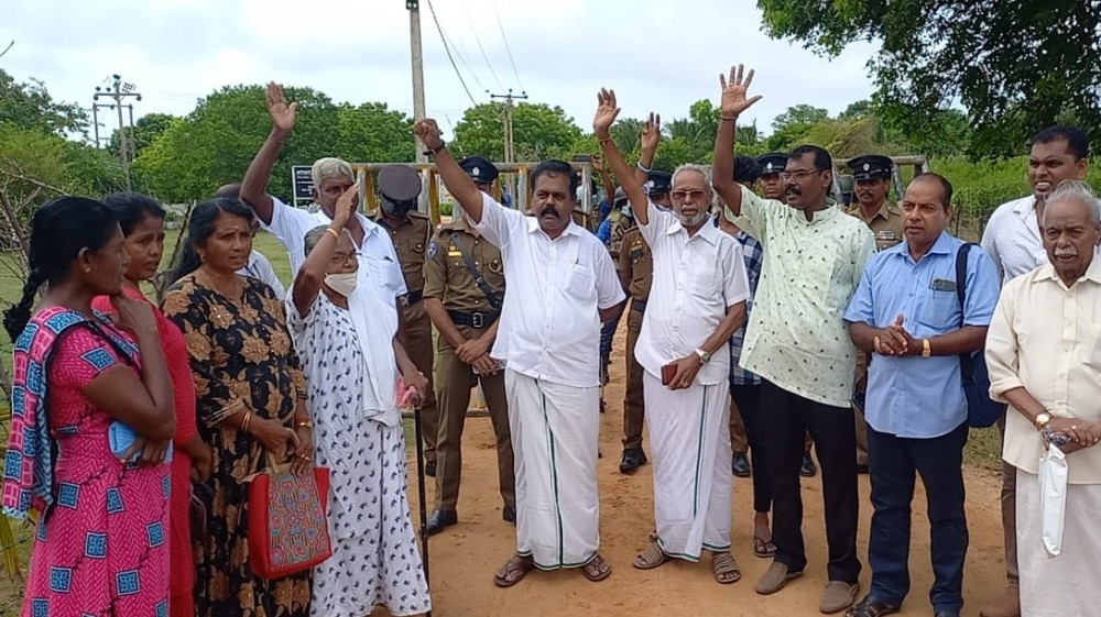 கடற்படைக்கு காணி சுவீகரிப்பதற்கு எதிராக மண்டைதீவில் போராட்டம்!