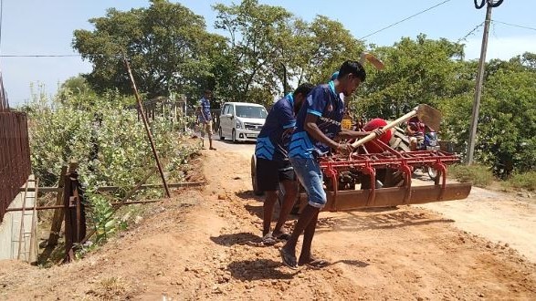 வீதியை திருத்திய இளைஞர்கள்!