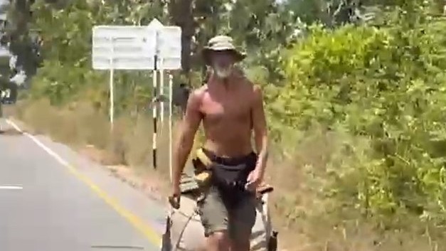 ஆபிரிக்க நாட்டவர் கொழும்பில் இருந்து பருத்தித்துறை  நடந்து  வந்தடைந்தார்