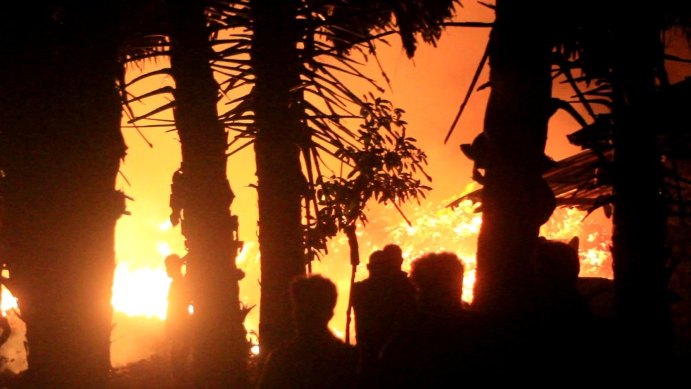 தீ விபத்தில் பளையில் தும்பு தொழிற்சாலை முற்றாக எரிந்தழிந்தது