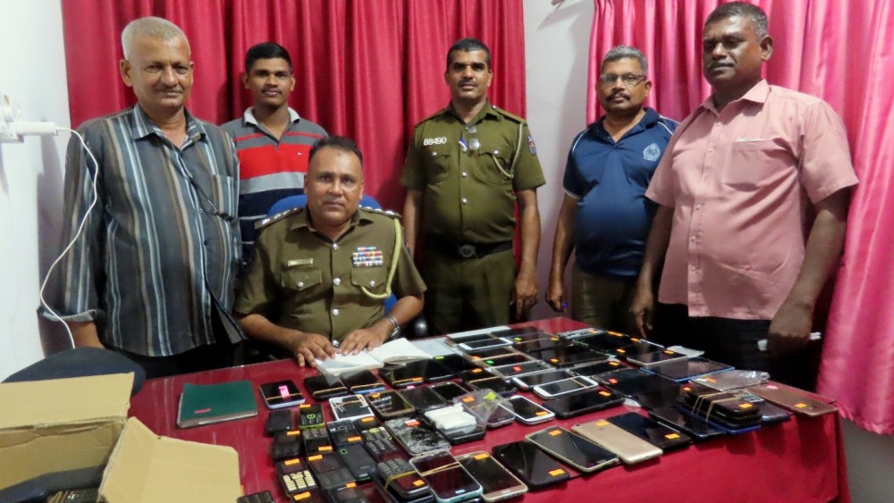 கைத்தொலைபேசி களவாடும்  கும்பல் சிக்கியது