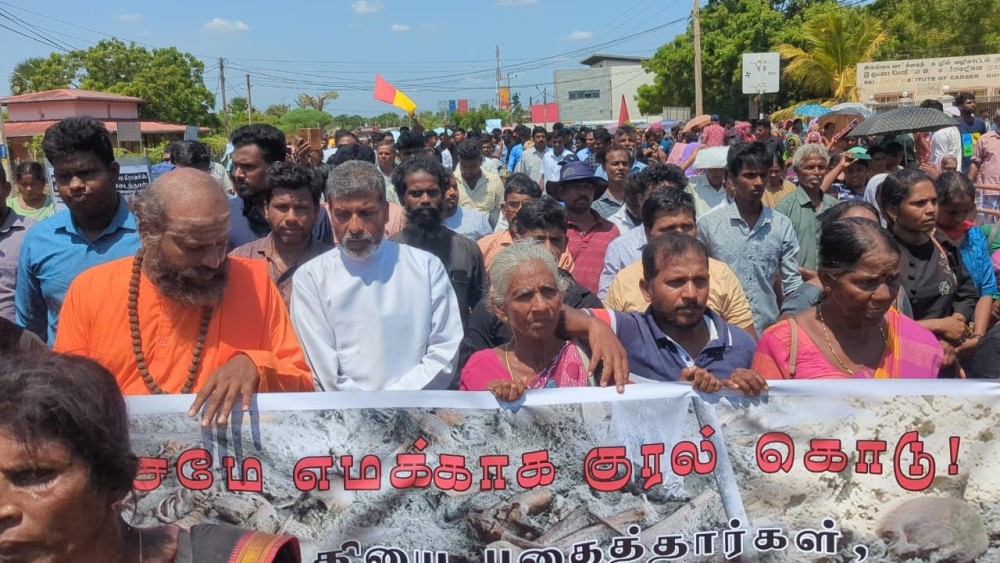 சர்வதேச கண்காணிப்பில் புதைகுழிகளை தோண்டுக!